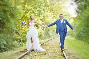 Jeunes mariés sur voie de chemin de fer