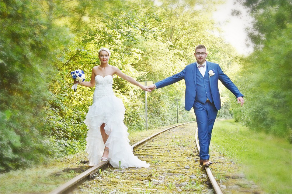 Jeunes mariés sur voie ferrée